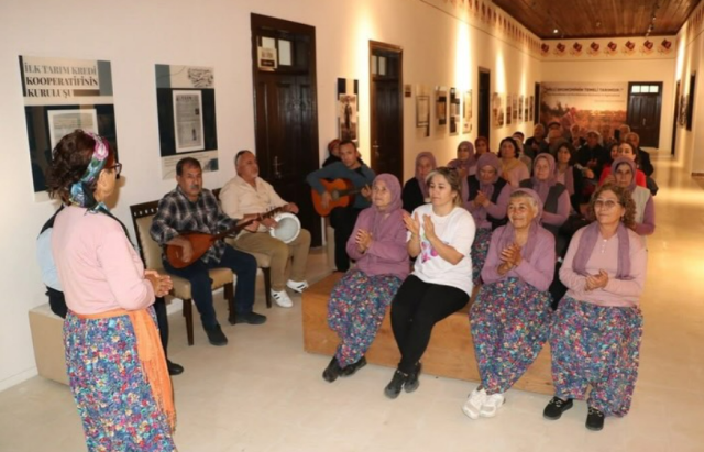 Çukurbağ Kadın Korosu'ndan Unutulmaz Dinleti
Ziyaretin en anlamlı anlarından biri, gezinin katılımcıları arasında yer alan ve performansları ile sıkça dikkat çeken Çukurbağ Kadın Korosu’nun sunduğu müzik ziyafeti oldu. Koro, hem Gazi Çiftliği’nde hem de Taşucu Atatürk Evi Müzesi’nde özel bir dinleti gerçekleştirdi.