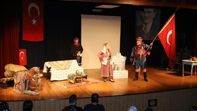 Nazilli'de oynanan tiyatro oyunu vatandaşlardan tam not aldı